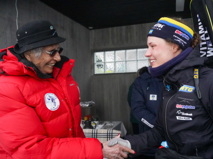 Prinsesse Astrid, fru Ferner gratulerer svenske Hanna Öberg etter seieren på fellesstarten i skyskyting for kvinner. Foto: Liv Anette Luane, Det kongelige hoff